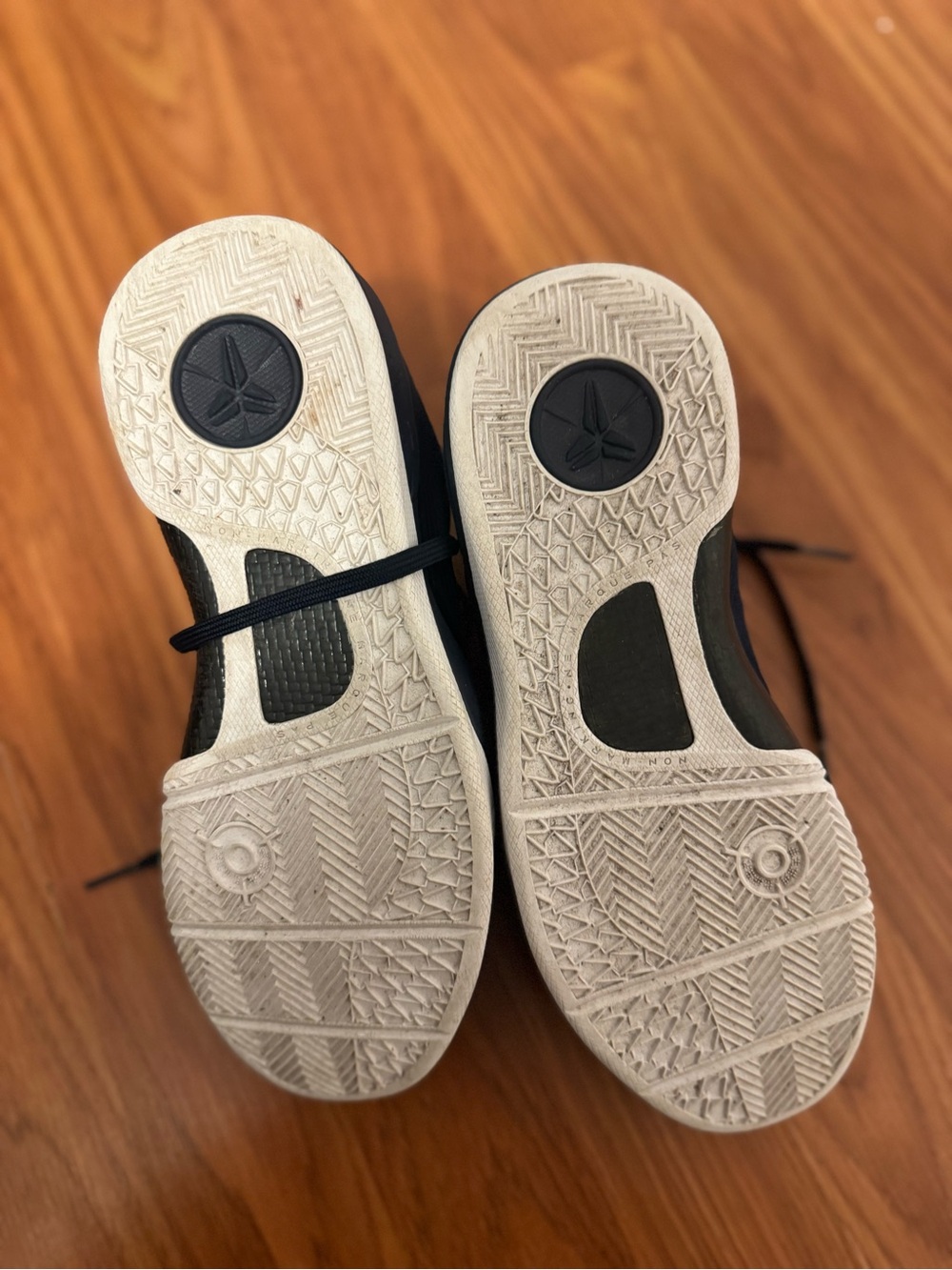 Nike Kids Black and White Low-Top Sneakers KOBE - Picture 4 of 5